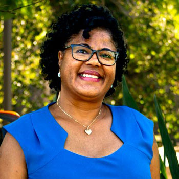 Inara Da Rocha Simplicio standing outside