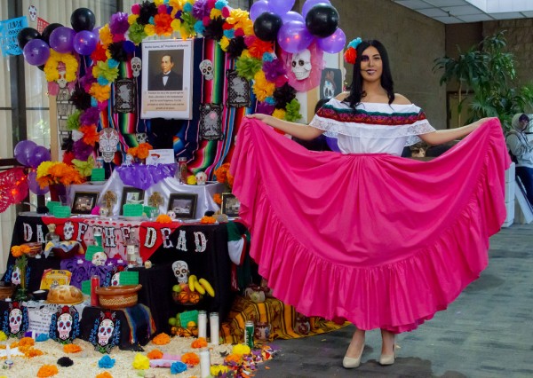 SDCCE celebrates Día de los Muertos with traditional altar making
